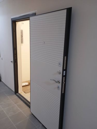 Установлена металлическая дверь: закреплена рама, навешено полотно, отрегулированы петли, врезаны замки, проверена герметичность, завершены отделочные работы, обеспечена надежная защита.