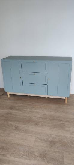 Собрано изделие: установлены ножки, прикреплены дверцы, закреплены ручки, выровнены поверхности, проверена устойчивость, отрегулированы петли, обеспечена функциональность, завершена работа.