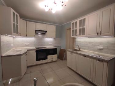 Установлено устройство на кухне, подключено к электросети, проверена работоспособность, обеспечена безопасность эксплуатации, выполнена интеграция в интерьер, соблюдены все технические нормы.