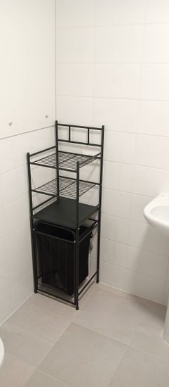 На стене ванной комнаты установлены крепления для зеркала. Работа завершена, крепежи надежно закреплены на плитке, готово для дальнейшего монтажа.