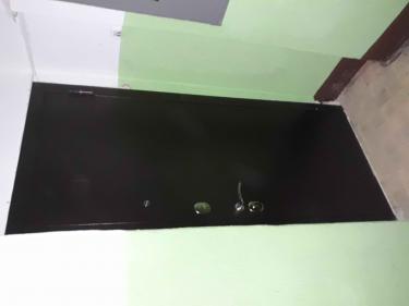 Произведено увеличение проема, установлена новая дверь, выполнена отделка откосов, укреплены стены, добавлены уплотнители для улучшения изоляции, завершены отделочные работы.