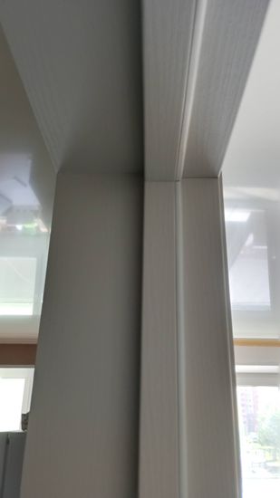 Установлена новая дверь: закреплён короб, навешено полотно, отрегулированы петли, прикреплены наличники, проверена плавность открывания и закрытия, устранены зазоры, обеспечена звукоизоляция.