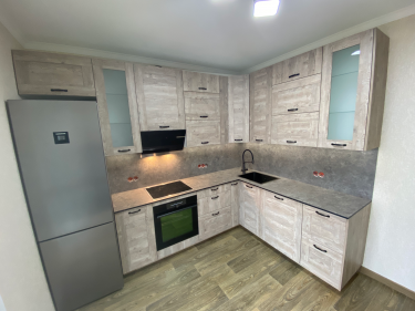 Установлены шкафы, закреплены фасады, смонтирована столешница, встроена техника, подключена мойка, выполнена подгонка элементов, обеспечена функциональность и эстетика интерьера.