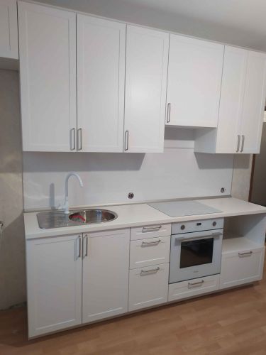 Установлены шкафы, закреплены фасады, смонтирована столешница, врезана мойка, подключен смеситель, встроена варочная панель и духовой шкаф, установлены ручки, отрегулированы двери.