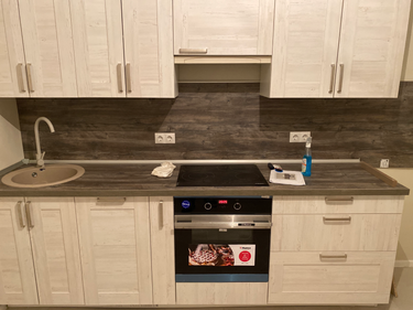 Установлены шкафы, закреплены фасады, смонтирована столешница, подключена мойка, встроена плита, установлены розетки. Завершено подключение всех элементов и проведена финальная проверка.