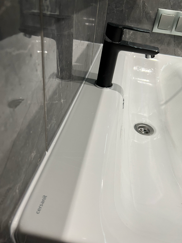 Выполнена замена кранбуксы в смесителе. Установлены новые детали, обеспечивающие исправную работу. Проверена герметичность соединений, устранены протечки, восстановлена функциональность.