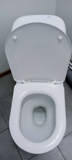 Установлено сантехническое оборудование, подключено к водопроводу, закреплено на полу, проверена герметичность соединений, выполнена проверка функционирования, обеспечена устойчивость конструкции.