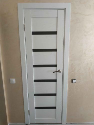 Установлены дополнительные элементы на дверной проем, обеспечивающие завершенность и эстетичность конструкции. Все детали аккуратно подогнаны, поверхность гладкая и ровная.