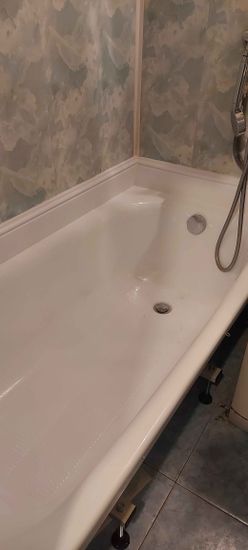 Установлена новая сантехника, подключены коммуникации, герметизация швов завершена, проверена функциональность. Обновлённый элемент гармонично вписался в интерьер.