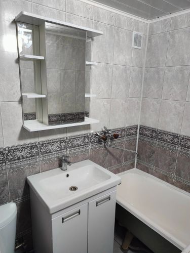 Установлены трубы для подачи воды, смонтированы смесители, подключены раковина и ванна, выполнена укладка плитки, обеспечена герметичность соединений, проведены испытания системы.