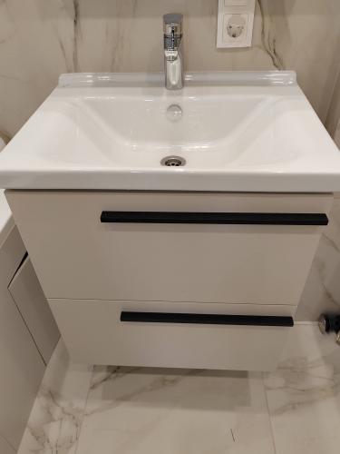 Установлена новая раковина с краном, подключены водопровод и слив. Закреплена на стене, проверена герметичность соединений, обеспечена устойчивость конструкции.