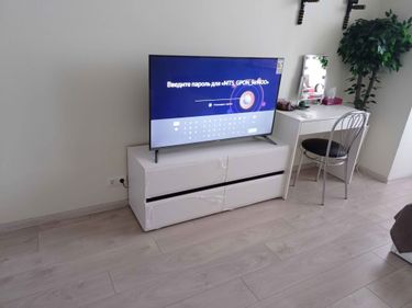 Собрано изделие с выдвижными секциями, установлены направляющие, закреплены фасады, проверена функциональность. Готовая конструкция размещена в интерьере, обеспечив удобство использования.