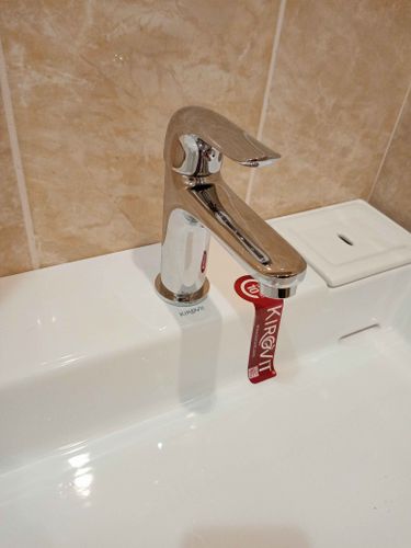 Удалены крепления, отсоединены трубы, снят кран, убран сифон. Обеспечена безопасность, сохранена целостность поверхностей. Подготовлено место для дальнейших работ.