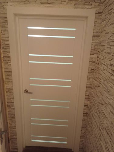 Установлена новая деревянная дверь с одной створкой, выполнен монтаж коробки, закреплены петли, врезана ручка, отрегулировано полотно, проверена плавность открывания и закрывания.