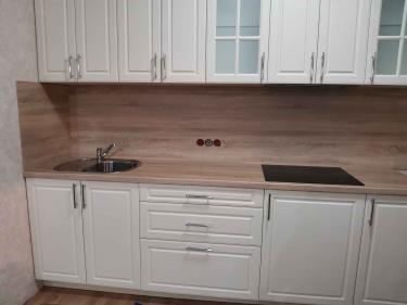 На кухне установлена новая столешница, выполнены точные замеры, произведена подгонка, закреплены все элементы, обновлена поверхность, обеспечена ровность и надежность конструкции.