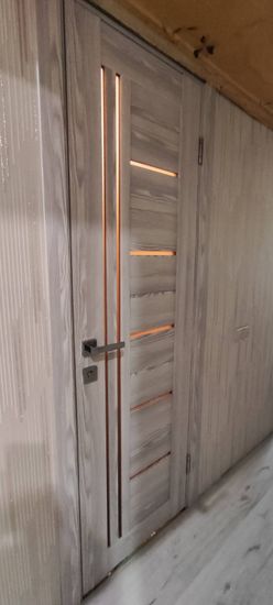 Установлена новая створка, закреплены петли, врезан замок, прикреплена ручка. Проведена регулировка, проверена плавность хода, устранены зазоры. Обеспечена надежная фиксация.