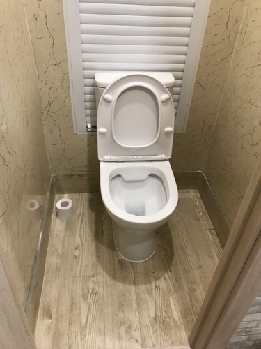 Установлен новый напольный унитаз, заменены крепления, проверена герметичность соединений, обновлена система слива, проведена очистка поверхности, проверена функциональность.