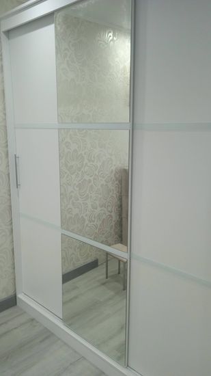 Установлены раздвижные двери, закреплены зеркальные панели, собран каркас, смонтированы полки, прикреплены ручки, отрегулированы направляющие, обеспечена устойчивость конструкции.