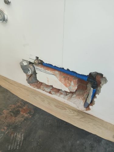 Проведены работы по установке труб в стене, подключены коммуникации для водоснабжения, выполнено соединение с фитингами, обеспечена герметичность, подготовлено место для дальнейшей отделки.