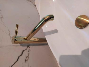 Завершена работа: заменена кранбукса в смесителе. Установлен новый элемент, обеспечивающий плавное функционирование водопроводного устройства. Проверена герметичность, устранены протечки.