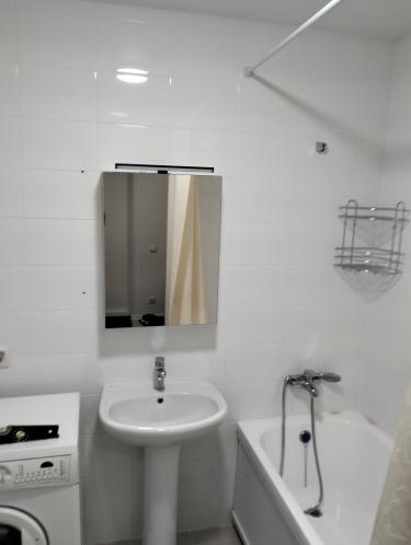 Проведена установка светильника на потолке в ванной комнате. Светильник закреплён, подключён к электросети, проверена его работоспособность. Работа выполнена аккуратно и качественно.