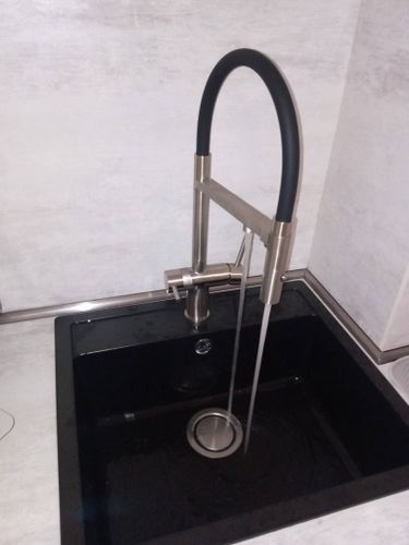 Установлен новый смеситель, заменены старые соединения, проверена герметичность, протестирован напор воды. Все работы выполнены качественно, сантехника функционирует исправно.