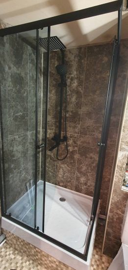 Выполнен монтаж кабины с гидромассажем: установлены стеклянные панели, поддон, подключены водопроводные и сливные коммуникации, закреплены дверцы, проверена герметичность соединений.