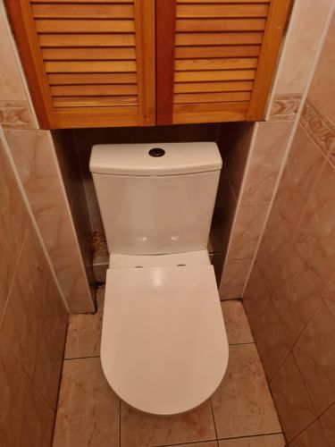 Установлено сантехническое оборудование, подключены коммуникации, проверена герметичность соединений, выполнена укладка плитки, произведена регулировка сливного механизма, проведена уборка.