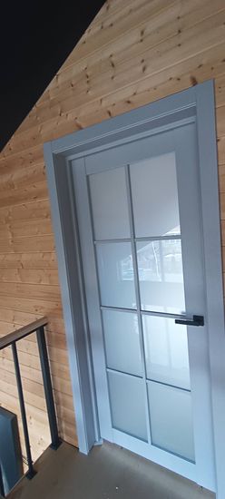 Установлена одностворчатая дверь с матовым стеклом, выполнена подгонка коробки, закреплены петли, врезан замок, установлена ручка, проведена регулировка, завершена отделка наличниками.