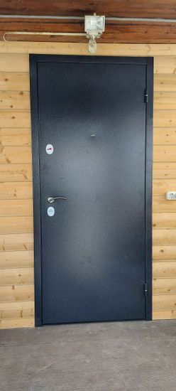 Установлена новая металлическая дверь, выполнены работы по монтажу коробки, закреплены петли, врезан замок, проверена функциональность, обеспечена надежность и безопасность конструкции.