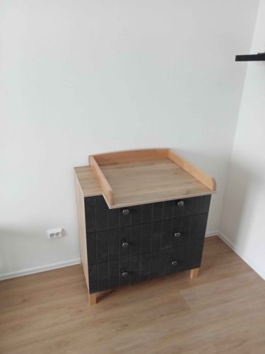 Собран корпус, установлены ящики, прикреплены ручки, закреплены ножки, проверена устойчивость, выровнена поверхность, завершена сборка, проверена функциональность.