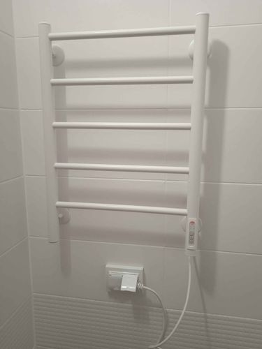 Закреплен электрический прибор на стене, подключен к розетке, проверена работоспособность, обеспечена надежная фиксация, соблюдены все меры безопасности, завершена настройка.