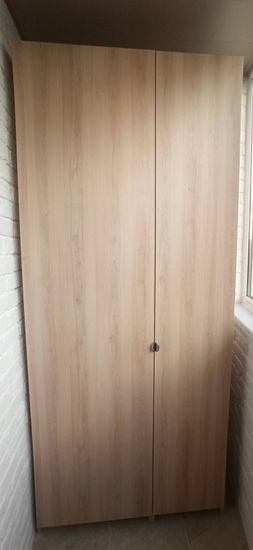 Установлен шкаф на балконе. Проведены работы по креплению конструкции к стене, обеспечена надежная фиксация. Подобран материал, гармонирующий с интерьером, учтены все пожелания.