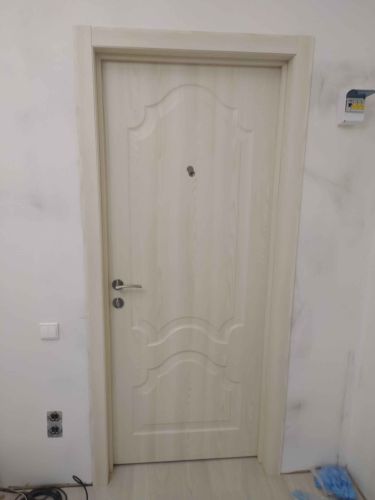 Установлены декоративные элементы вокруг входной двери, обеспечивающие завершённый вид и улучшенную изоляцию. Работа выполнена аккуратно, с учётом всех технических требований.