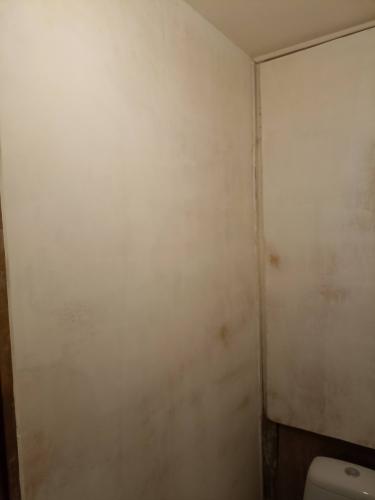 Поверхность выровнена, зашпаклёваны неровности, устранены дефекты, загрунтована основа. Стены готовы к дальнейшей отделке.