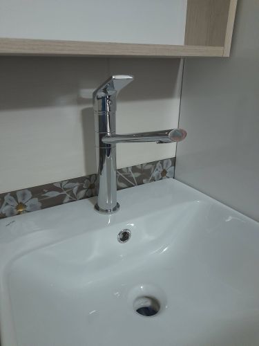 Установлен новый запорный механизм на водопроводе, обеспечивающий надежное перекрытие потока. Демонтирован старый элемент, проведена герметизация соединений, проверена функциональность.