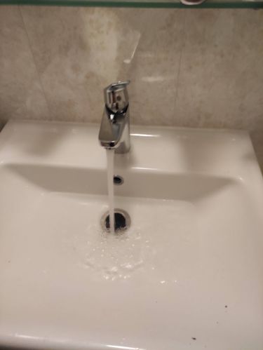 Установлено новое устройство для подачи воды в ванной. Завершена настройка, проверка герметичности соединений, обеспечен стабильный поток жидкости. Обновленный элемент функционирует корректно.