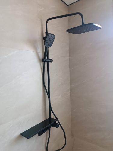 Закреплена конструкция для подвесного унитаза, подключены коммуникации, выполнена облицовка плиткой, обеспечена герметичность соединений, проверена работоспособность системы.