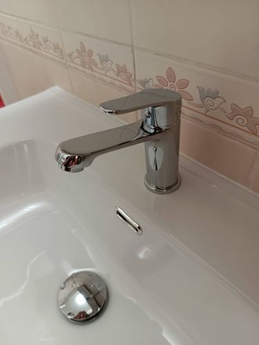 Установлен новый кран, подключены водопроводные трубы, проверена герметичность соединений, устранены протечки, обеспечена стабильная подача воды, улучшен внешний вид рабочей зоны.