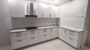 Установлены шкафы, закреплены фасады, смонтирована столешница, подключена мойка, установлена вытяжка, проведены коммуникации, размещены розетки, установлена варочная поверхность.