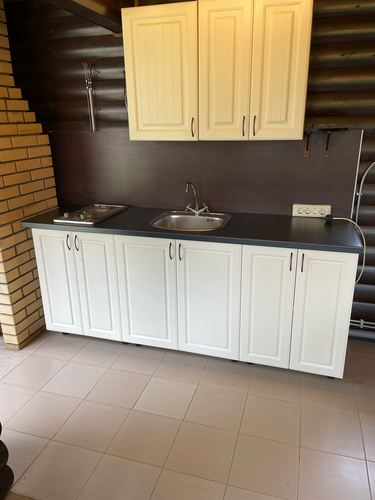 Установлены шкафы, закреплены фасады, смонтирована столешница, подключена мойка, интегрирована варочная панель, установлены ручки, проведено подключение к коммуникациям.