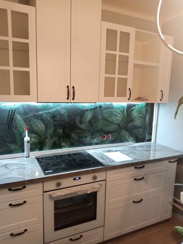 Установлены шкафы, закреплены фасады, смонтирована столешница, подключена варочная панель, встроена духовка, прикреплены ручки, выполнена подгонка всех элементов.