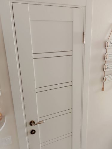 Установка межкомнатной одностворчатой двери с врезанной фурнитурой