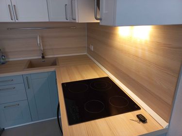 Выполнена точная подгонка и установка кухонных панелей. Фасады аккуратно вырезаны, обработаны, закреплены. Обновленный вид, улучшенная функциональность, завершенность проекта.