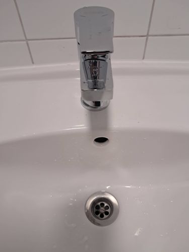 Установлен новый кран на раковину, подключены водопроводные трубы, проверена герметичность соединений, удалены остатки старого оборудования, очищена поверхность вокруг установки.