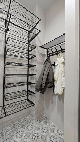 Сборка и установка настенной вешалки