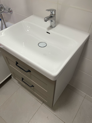 Установка раковины с тумбой