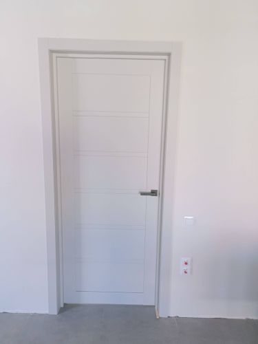 Установлена новая межкомнатная дверь, закреплены петли, врезана ручка, отрегулирована створка, выполнена отделка проема, проверена плавность открывания и закрывания, обеспечена герметичность.