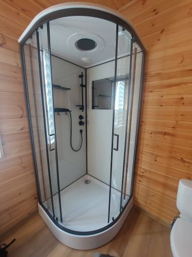 Установлена современная душевая конструкция с гидромассажем: подключены коммуникации, закреплены панели, смонтированы двери, проверена герметичность, настроены функции.