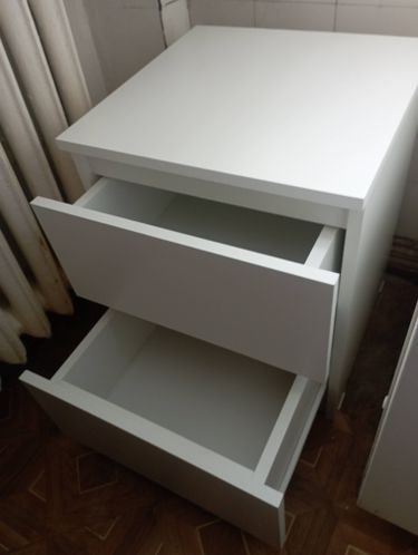 Собрана мебель с двумя выдвижными секциями. Установлены направляющие, закреплены панели, проверена плавность движения ящиков. Все элементы надежно зафиксированы, конструкция устойчива.